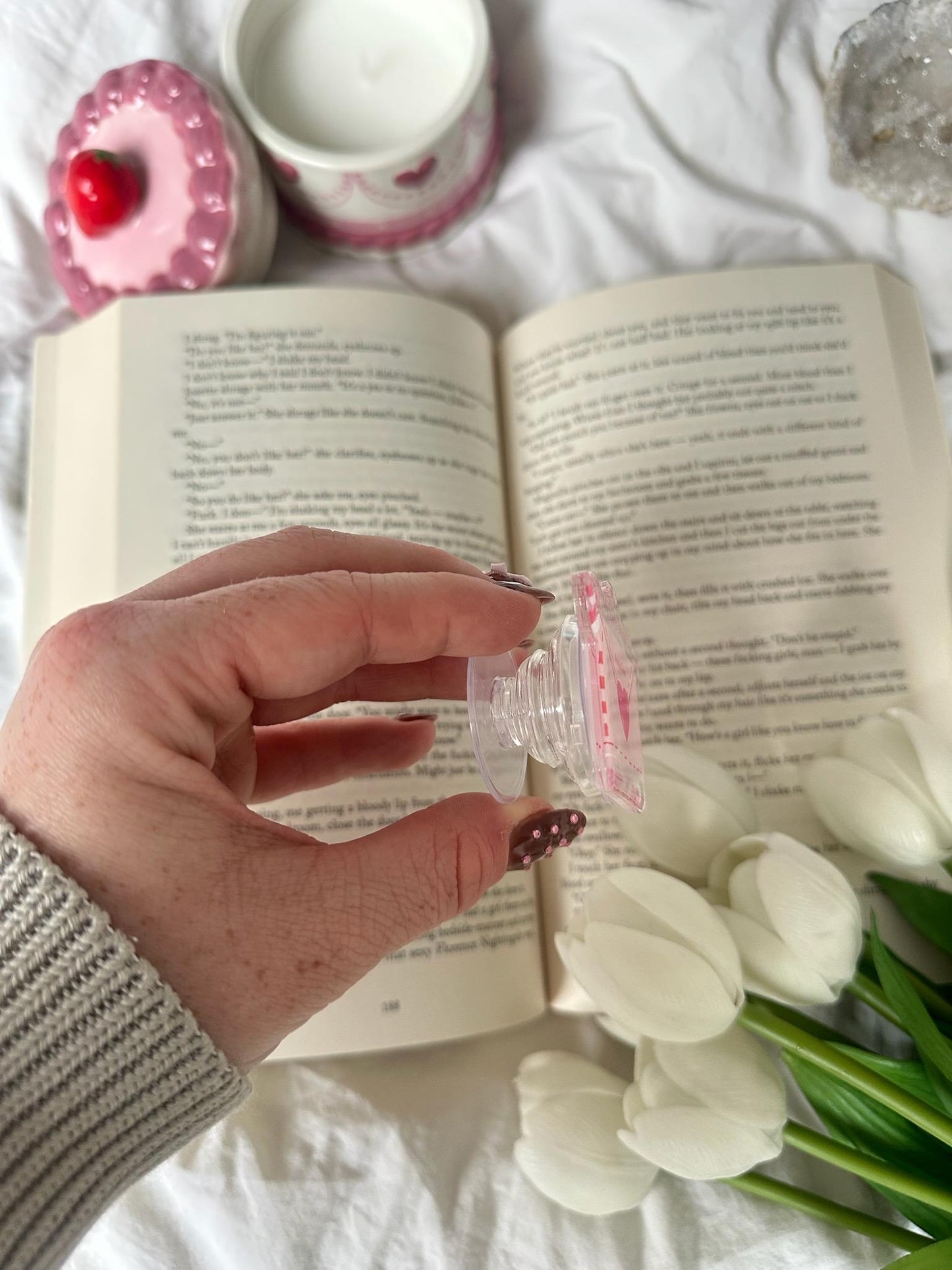 The pretty girls book club grip for e-reader or phone