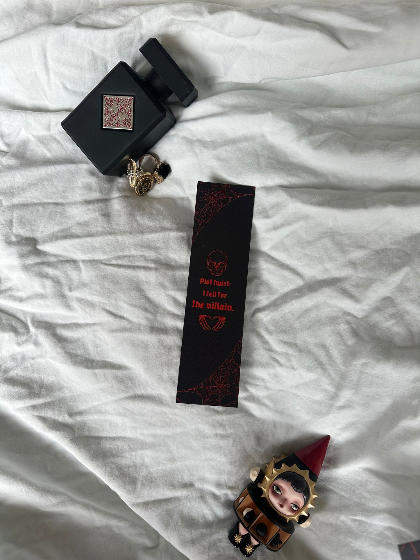 Plottwist I fell for the villain Bookmark